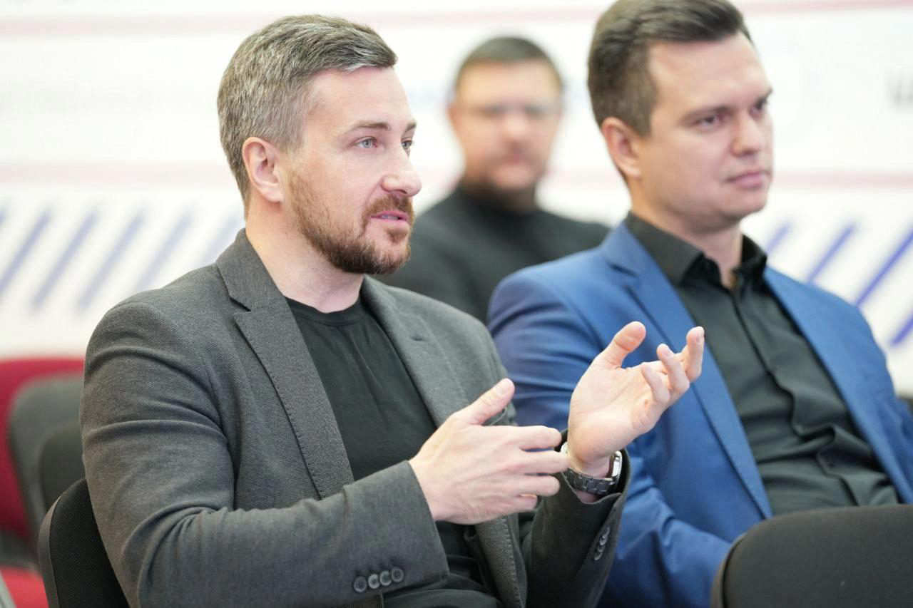Андрей Почелинцев выступает на отраслевой дискуссии